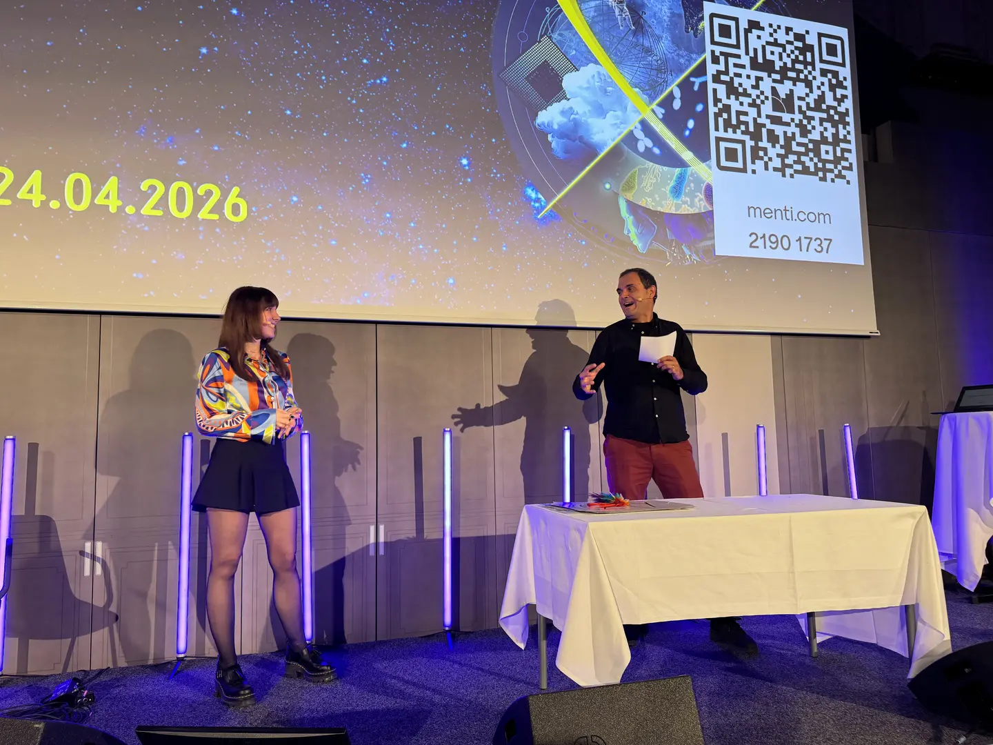 Caroline König presenting